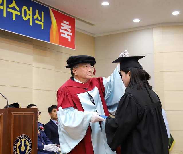 ▲ 2022학년도 후기 청주대학교 학위수여식이 18일 오후 대학 보건의료과학대학 청암홀에서 김윤배 총장을 비롯해 학위수여자와 가족 등이 참석한 가운데 열렸다.ⓒ청주대학교