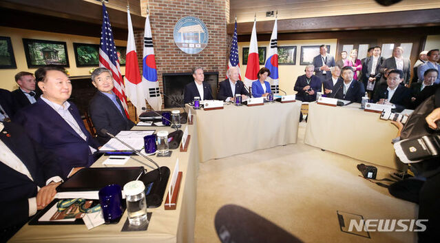 ▲ 윤석열 대통령이 18일(현지시간) 메릴랜드주에 위치한 미국 대통령 별장 캠프 데이비드에서 조 바이든 미국 대통령, 기시다 후미오 일본 총리와 한미일 정상회의를 하고 있다.ⓒ뉴시스