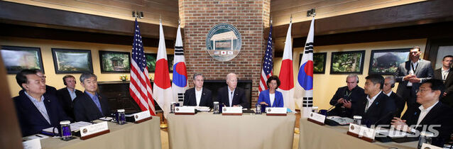 ▲ 윤석열 대통령이 18일(현지시간) 메릴랜드주에 위치한 미국 대통령 별장 캠프 데이비드에서 조 바이든 미국 대통령, 기시다 후미오 일본 총리와 한미일 정상회의를 하고 있다.ⓒ뉴시스