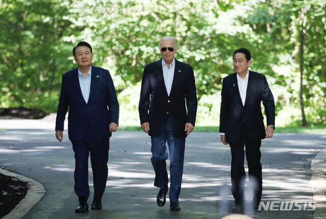 ▲ 윤석열 대통령이 18일(현지시간) 메릴랜드주에 위치한 미국 대통령 별장 캠프 데이비드에서 열린 한미일 정상회의를 마친 뒤 조 바이든 미국 대통령, 기시다 후미오 일본 총리와 공동기자회견을 위해 이동하고 있다.ⓒ뉴시스