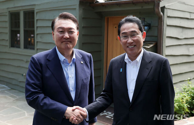 ▲ 윤석열 대통령이 18일(현지시간) 메릴랜드주에 위치한 미국 대통령 별장 캠프 데이비드에서 열린 한일 정상회담에서 기시다 후미오 일본 총리와 기념촬영하고 있다.ⓒ뉴시스(사진=공동취재)