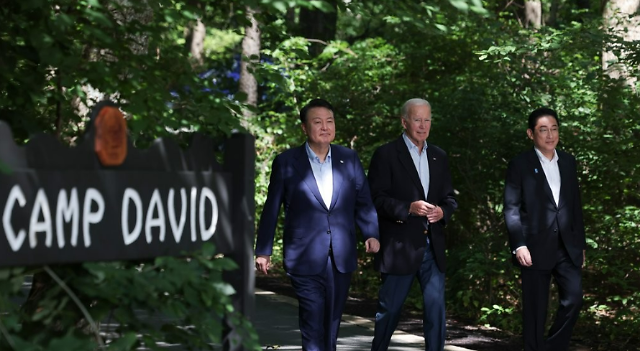 ▲ 윤석열 대통령과 조 바이든 미국 대통령, 기시다 후미오 일본 총리가 18일(현지시간) 워싱턴DC 인근 미국 대통령 별장인 캠프 데이비드에서 열린 한미일 정상 공동기자회견에 입장하고 있다. ⓒ연합뉴스