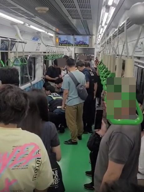 ▲ 19일 낮 12시 40분께 서울 지하철 2호선에서 흉기 난동을 부린 50대 남성을 경찰이 체포하는 모습. ⓒ온라인 커뮤니티 캡처