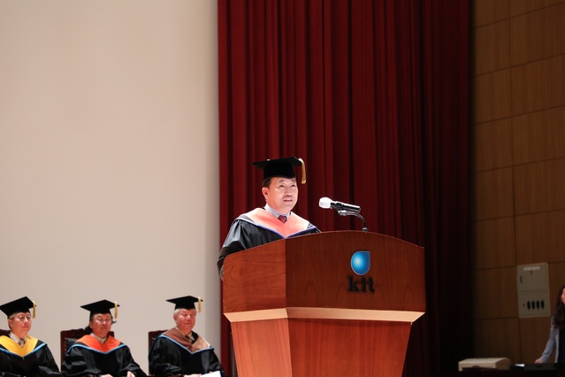 ▲ 곽호상 금오공대 총장은 학위수여식사에서 “기나긴 학업을 마치고 새로운 인생을 향해 첫걸음을 내딛는 졸업생들에게 힘찬 격려와 축하의 인사를 보낸다”고 말했다.ⓒ금오공대