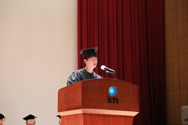 ▲ 졸업생 대표 인사말을 전한 강규혁(전자공학부 졸업) 학생은 “학부생도 수준 높은 연구를 할 수 있도록 지원해 준 대학의 우수한 인프라를 바탕으로 저만의 경쟁력을 가진 공학도로 성장할 수 있었다”고 말했다.ⓒ금오공대