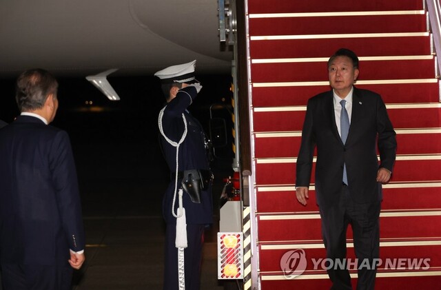 ▲ 한미일 정상회의을 마치고 귀국한 윤석열 대통령이 20일 성남 서울공항에 도착, 전용기인 공군 1호기에서 내리고 있다.ⓒ연합뉴스