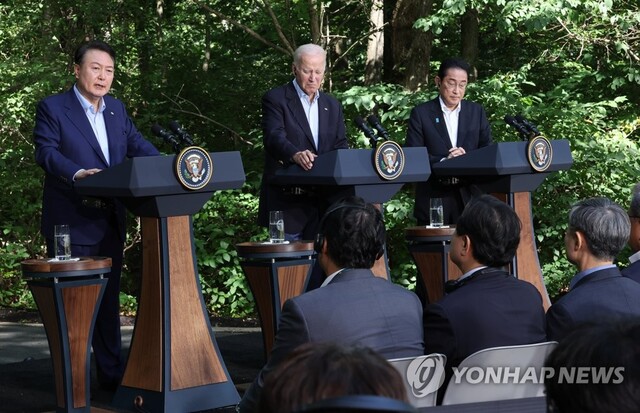 ▲ 윤석열 대통령이 지난 18일(현지시간) 워싱턴DC 인근 미국 대통령 별장인 캠프 데이비드에서 열린 한미일 정상 공동기자회견에서 발언하고 있다. 왼쪽부터 윤 대통령, 바이든 미 대통령, 기시다 후미오 일본 총리.ⓒ연합뉴스