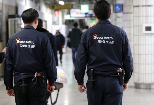 ▲ 지하철보안관이 가스총을 휴대하고 순찰 업무를 수행 중이다. ⓒ연합뉴스