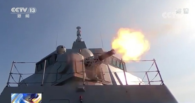 ▲ 미국을 경유 형식으로 방문한 대만 집권여당 민진당의 차기 총통 후보 라이칭더 부총통의 귀국 시점에 맞춰 중국군이 남중국해에서 무력시위를 벌이고 있다. 사진은 중국 055형 구축함인 라싸함이 포탄을 발사하고 있는 모습. ⓒ뉴시스