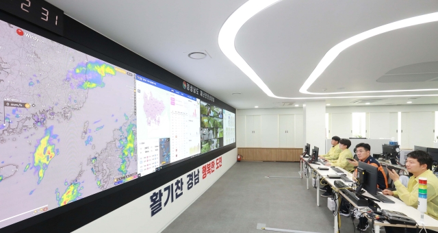 ▲ LG전자가 경남도청 재난안전상황실에 가로 9.6m, 세로 1.35m 규모 마이크로 LED 사이니지 'LG 매그니트'를 설치했다. ⓒLG전자