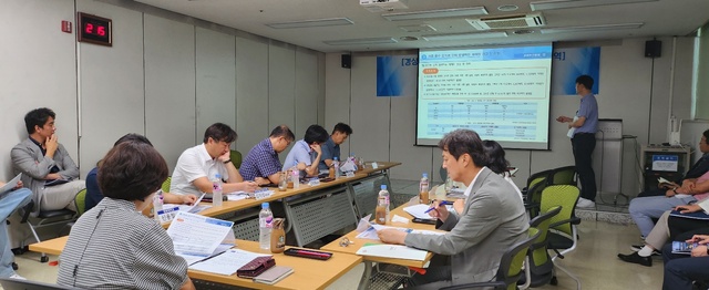 ▲ 경북도는 지난 18일 동대구역 회의실에서 한국환경연구원 선임연구원, 한국건설기술연구원 연구위원, 경북대 교수 등 30여명이 참석한 가운데 ‘경상북도 통합 물관리 기본계획 수립 연구용역’ 착수보고회를 가졌다.ⓒ경북도