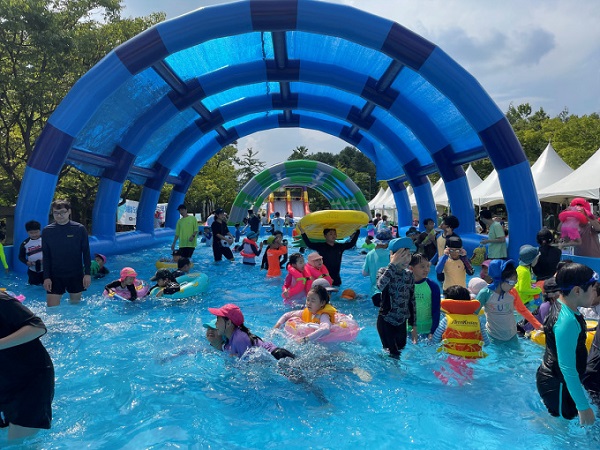 ▲ 대전 유성구가 지난 18일 주요공원 6곳에서 운영한 여름 어린이 물놀이장  도심 속 가족 단위 피서지의 역할을 톡톡히 했다.ⓒ유성구