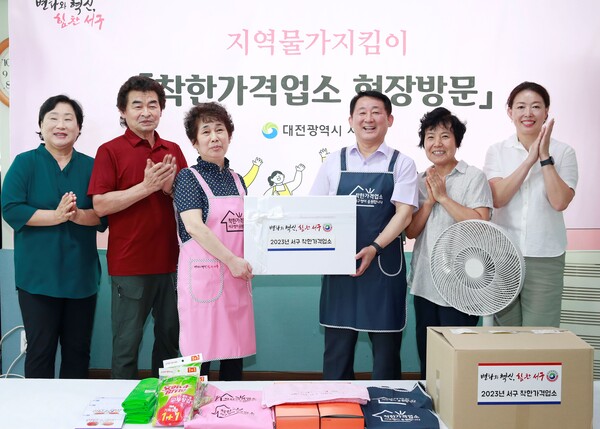 ▲ 서철모 대전 서구청장이 지난 18일 최근 고물가 속에서 어려움을 겪고 있는 착한가격업소 136개소를 대상 업소당 60만 원 상당(총 8446만3000원) 맞춤형 인센티브를 지원했다.ⓒ 서구