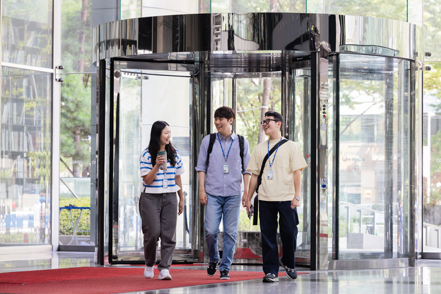 ▲ 직원들이 자유로운 복장을 입고 포스코센터로 출근하고 있는 모습. ⓒ포스코