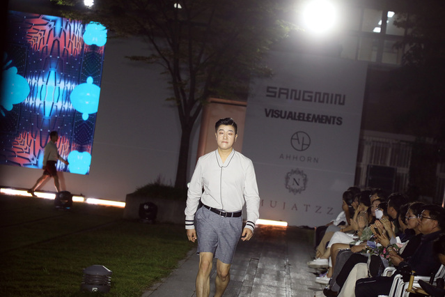 ▲ 이번 세대공감 Fashion Festa에서는 시니어 모델 양성과정을 수료한 시니어 모델뿐 아니라 모델테이너과 재학생들이 주니어 모델로서 런웨이에 함께해 전공교육을 통해 쌓은 모델로서 역량을 발휘하고 런웨이 경험을 통해 실무 능력을 향상하는 시간을 가졌다.ⓒ영남이공대