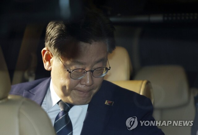 ▲ 더불어민주당 이재명 대표가 백현동 특혜개발 의혹과 관련해 피의자 신분으로 조사를 마치고 18일 오전 서초동 서울중앙지검을 나서며 차에 타고 있다. ⓒ연합뉴스