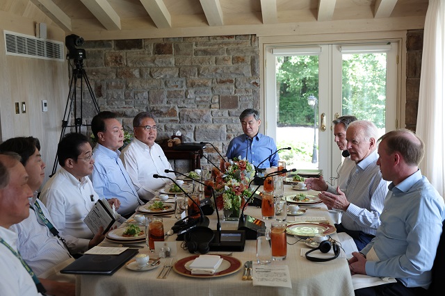 ▲ 윤석열 대통령이 18일(현지시간) 워싱턴DC 인근 미국 대통령 별장인 캠프 데이비드에서 조 바이든 미국 대통령, 기시다 후미오 일본 총리와 오찬을 함께하고 있다. ⓒ대통령실 제공