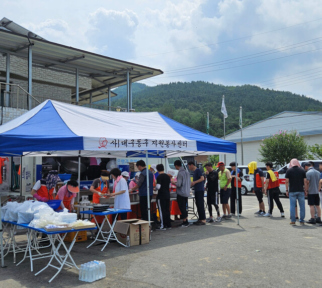 ▲ 대구동구자원봉사센터와 ‘밥차와 동행하는 이들 봉사단’ 회원 15명은 제6호 태풍 ‘카눈’에 큰 피해를 입은 대구시 군위군을 지원했다.ⓒ동구청