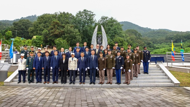 ▲ 칠곡군은 17일 왜관읍 아곡리에 소재한 ‘한미우정의 공원’에서 캠프캐롤 6병기대대와 함께 ‘303고지 추모비 한미합동 참배’ 행사를 가졌다.ⓒ칠곡군