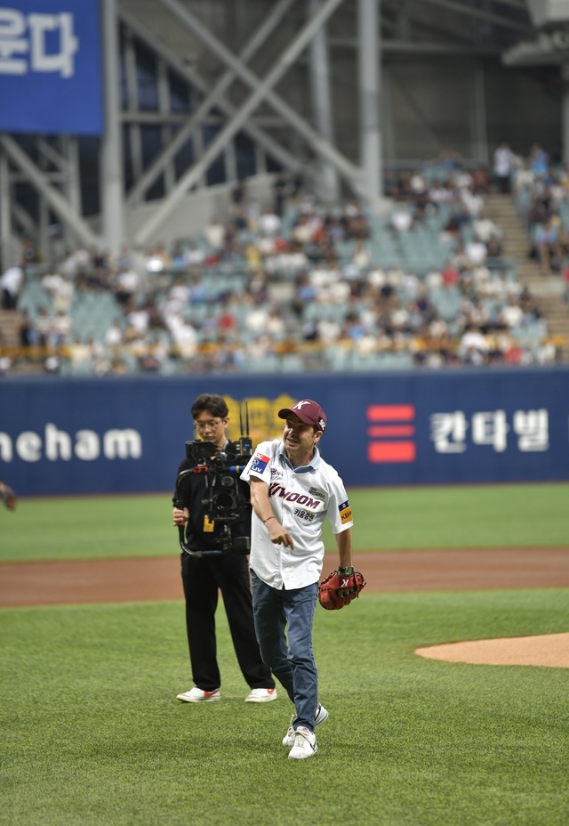 ▲ 스테판 드블레즈 르노코리아 사장이 시구하는 모습 ⓒ르노자동차코리아