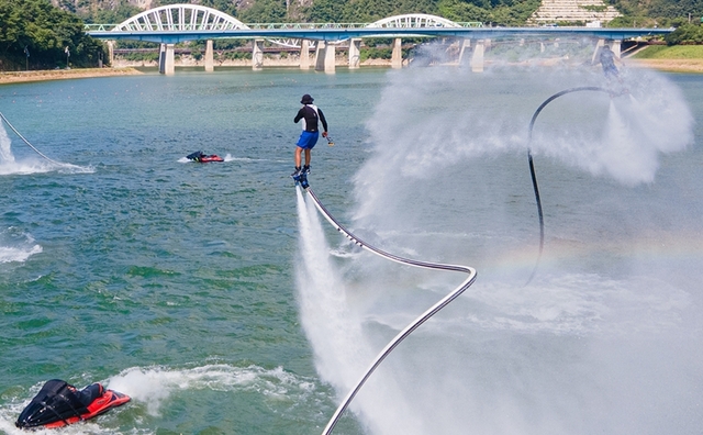 ▲ 오는 26일 단양군 상진나루에서 ‘한여름 단양 수상페스티벌’이 열린다.사진은 플라이보드 수상공연.ⓒ단양군