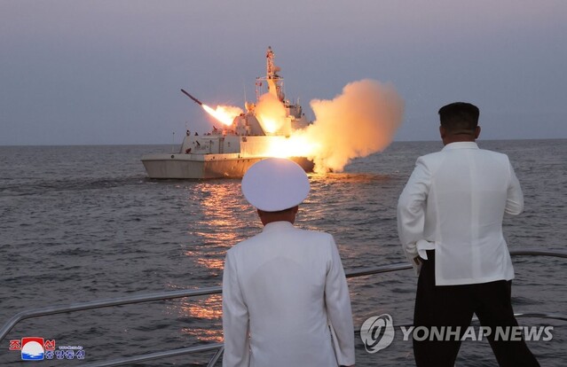 ▲ 조선중앙통신 등은 21일 김정은이 해군 함대를 시찰하고 전략무기 발사훈련을 참관했다고 보도했다. ⓒ연합뉴스