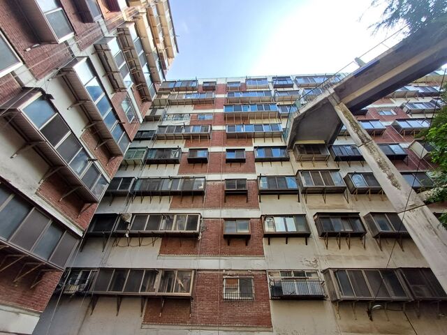 ▲ 아파트 중앙에 위치한 공용 마당에서 찍은 회현 제2시민아파트. 구름다리가 7층 입구로 이어지고 있다. ⓒ김성웅 기자