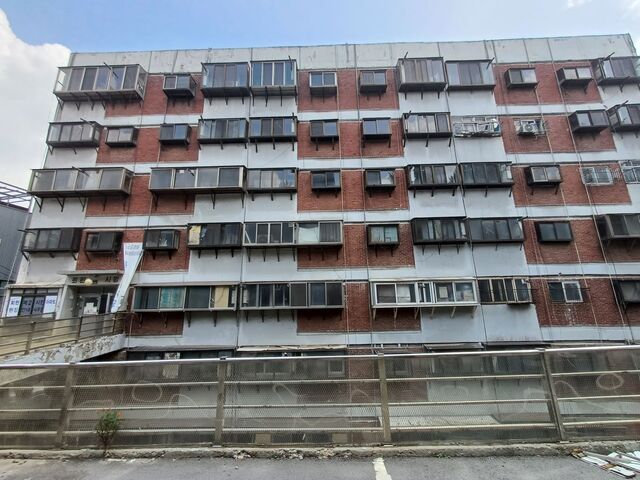 ▲ 아파트 정문에 걸려 있는 현수막이 대부분 뜯어진 채 펄럭이고 있다. ⓒ김성웅 기자