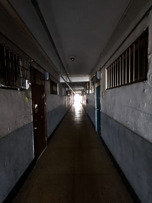 ▲ 아파트 복도는 불이 들어오지 않아 어두운 곳이 많았다. ⓒ김성웅 기자