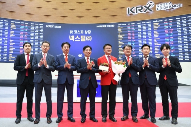 ▲ 강성묵 하나증권 대표이사(왼쪽 네번째)와 홍성만 넥스틸 대표이사(왼쪽 다섯번쨰), 박병기 하나증권 기업금융본부장(왼쪽 세번째), 성영수 하나증권 IB그룹장(왼쪽 여섯번째)과 직원들이 넥스틸의 코스닥시장 상장기념식에서 기념 촬영하고 있다. ⓒ하나증권