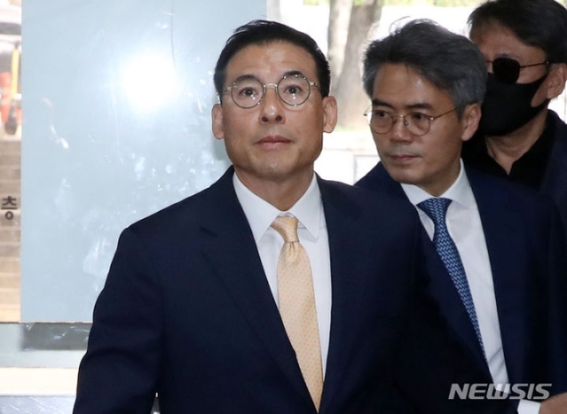 ▲ 강요미수 혐의를 받는 조현문 전 효성 부사장이 21일 오전 서울 서초구 서울중앙지방법원에서 열린 공판에 출석하고 있다. ⓒ뉴시스