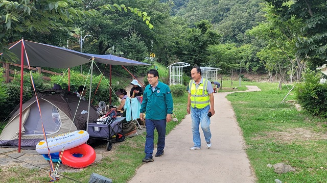 ▲ 장종용 구청장이 주말동안 영일대·칠포·월포·화진등 해수욕장과 지역 내 계곡 현장을 꼼꼼히 둘러보고 시설물의 안전상태 확보와 위생 상태를 점검하고 있다.ⓒ포항시