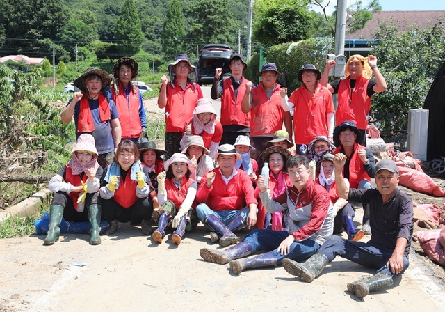 ▲ 지난달 집중호우로 큰 피해를 입은 괴산군에서 수해복구 봉사를 한 뒤 국민의힘 당원들과 사진을 찍고 있다.ⓒ박덕흠 의원실