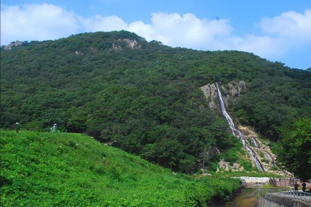 ▲ 계곡 끝자락에 자리한 도솔폭포와 도솔제방.ⓒ진경수 山 애호가