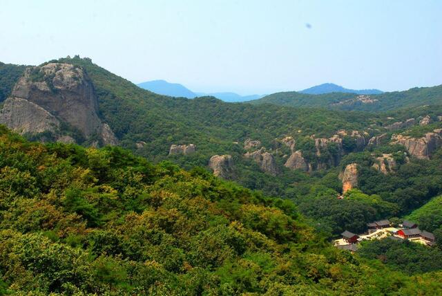 ▲ 사자바위로 이동하면서 바라본 천마봉과 도솔암을 감싸는 병풍바위.ⓒ진경수 山 애호가