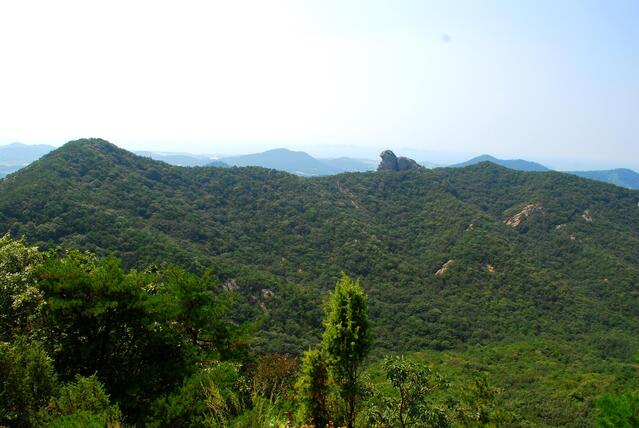 ▲ 서해바다가 아스라하게 보이는 천룡산과 배맨바위 능선.ⓒ진경수 山 애호가