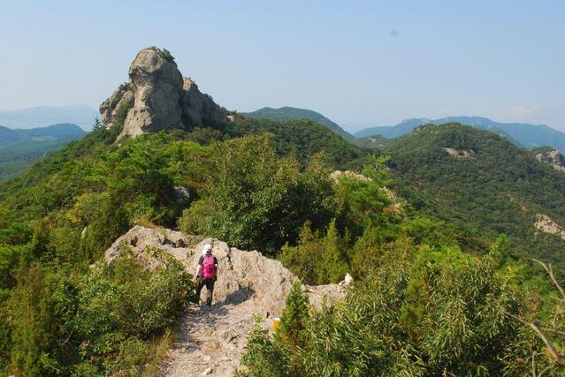 ▲ 청룡산에서 배맨바위로 향하는 암릉 길.ⓒ진경수 山 애호가