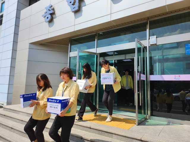 ▲ 훈련에 참여한 요원들은 각 부서의 필수 요원으로 본청 버스를 이용해 업무 수행에 필요한 중요 문서와 행정 장비 등을 예비 소산 시설로 이동하는 훈련을 수행했다.ⓒ경산시