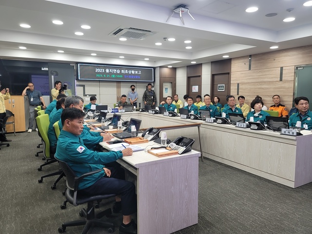▲ 경산시(시장 조현일)는 21일 전시종합상황실에서 ‘홈플러스 경산점 생물테러에 대한 사태수습 종합대책’에 대한 전시 주요 현안 과제 토의 등 24일까지 3박 4일 동안 ‘2023년 을지연습’을 시작했다.ⓒ경산시