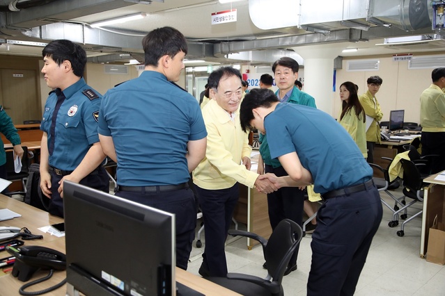 ▲ 이만규 대구시의회 의장이 무더위 속에서 을지연습에 만전을 기하고 있는 관계자들의 고충을 세심하게 살핀 후 실효성 있는 훈련이 될 수 있도록 관계자들을 독려했다.ⓒ대구시의회