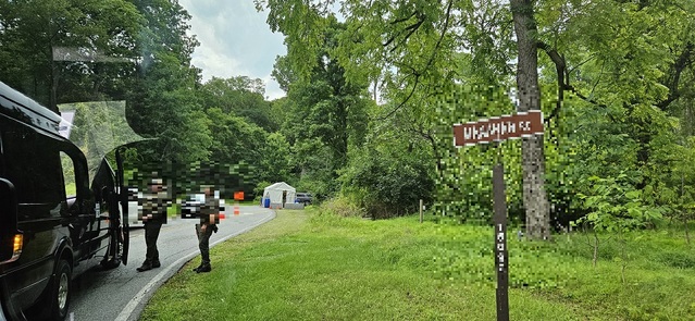 ▲ 캠프 데이비드에서 미국 측 요원들이 한국 기자단이 탑승한 차량을 검문하고 있다. ⓒ전성무 기자