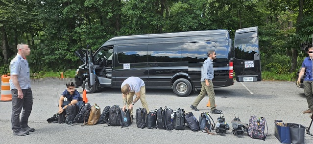 ▲ 캠프 데이비드 간이 검문소에서 미국 비밀경호국 요원들이 한국 기자단 소짐품과 차량을 수색하고 있다. ⓒ전성무 기자