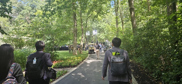 ▲ 캠프 데이비드에 도착한 한국 기자단이 한미일 공동기자회견이 열리는 장소로 이동하고 있다. ⓒ전성무 기자