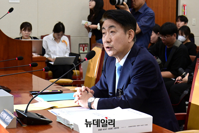 ▲ 이동관 방송통신위원장 후보자가 지난 18일 국회에서 열린 인사청문회에 참석해 의원들의 질문에 답하고 있다.ⓒ이종현 기자