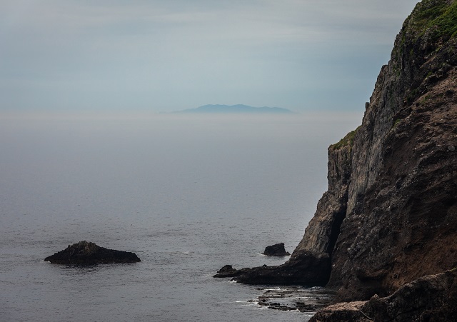 ▲ 흐린날 독도에서 선명하게 보이는 울릉도 전경.ⓒ울릉군