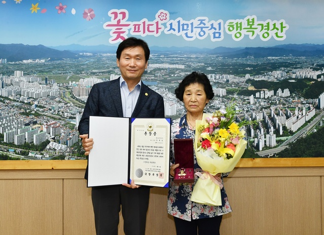 ▲ 경산시(시장 조현일)는 21일 6·25전쟁에 참전해 공을 세운 故 박태술 님의 자녀 박순연 님에게 국방부장관을 대신해 화랑무공훈장과 증서를 전수했다.ⓒ경산시