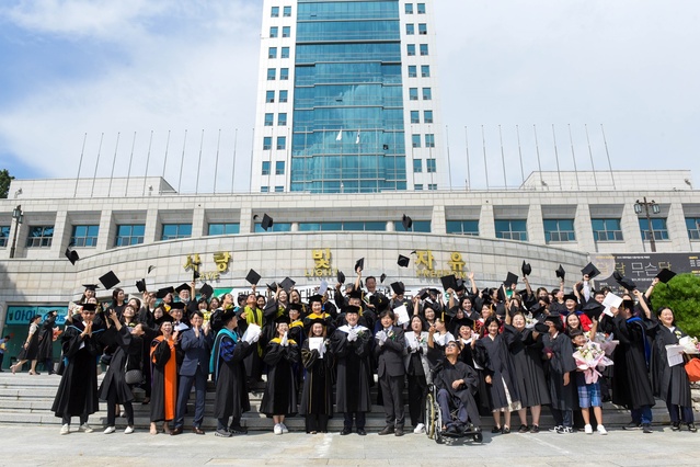 ▲ 대구사이버대학교(총장 이근용)는 지난 19일 2022학년도 후기 학위수여식을 대구대학교 경산캠퍼스 성산홀에서 총장 이하 교수와 직원, 졸업생 및 가족 등 150여 명이 참석해 성황리에 마쳤다고 밝혔다.ⓒ대구사이버대