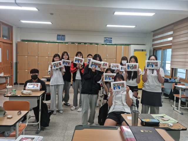 ▲ 영양군청소년상담복지센터(센터장 이선정)는 90여 일 앞으로 다가온 2024학년도 대학수학능력시험 수험생을 응원하기 위해 ‘고3 수능응원키트’를 만들어 영양 관내 고등학교에 전달했다.ⓒ영양군