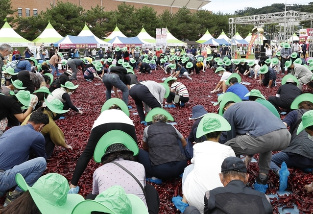 ▲ ‘2023 괴산고추축제’가 31일부터 나흘간 열린다.사진은 지난해 축제장면.ⓒ괴산군