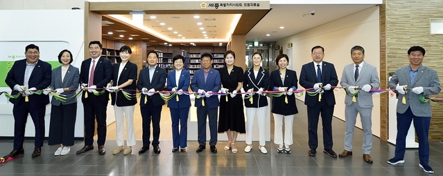 ▲ 이순열 세종시의회 의장과 의원들은 22일 청사 1층에서  의정자료실의 개관식에 앞서 테이프커팅을 하고 있다.ⓒ세종시의회